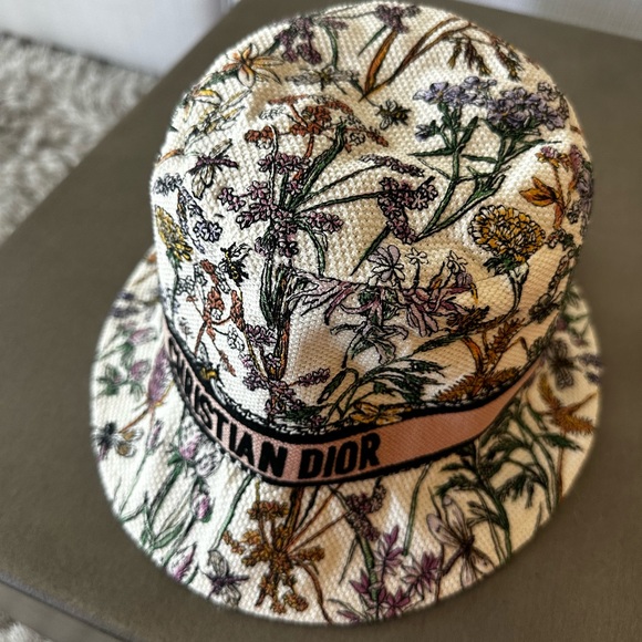 Brand new D-Bobby Dior Herbarium Panama
971 Multicolore
Size 57 - Picture 7 of 11